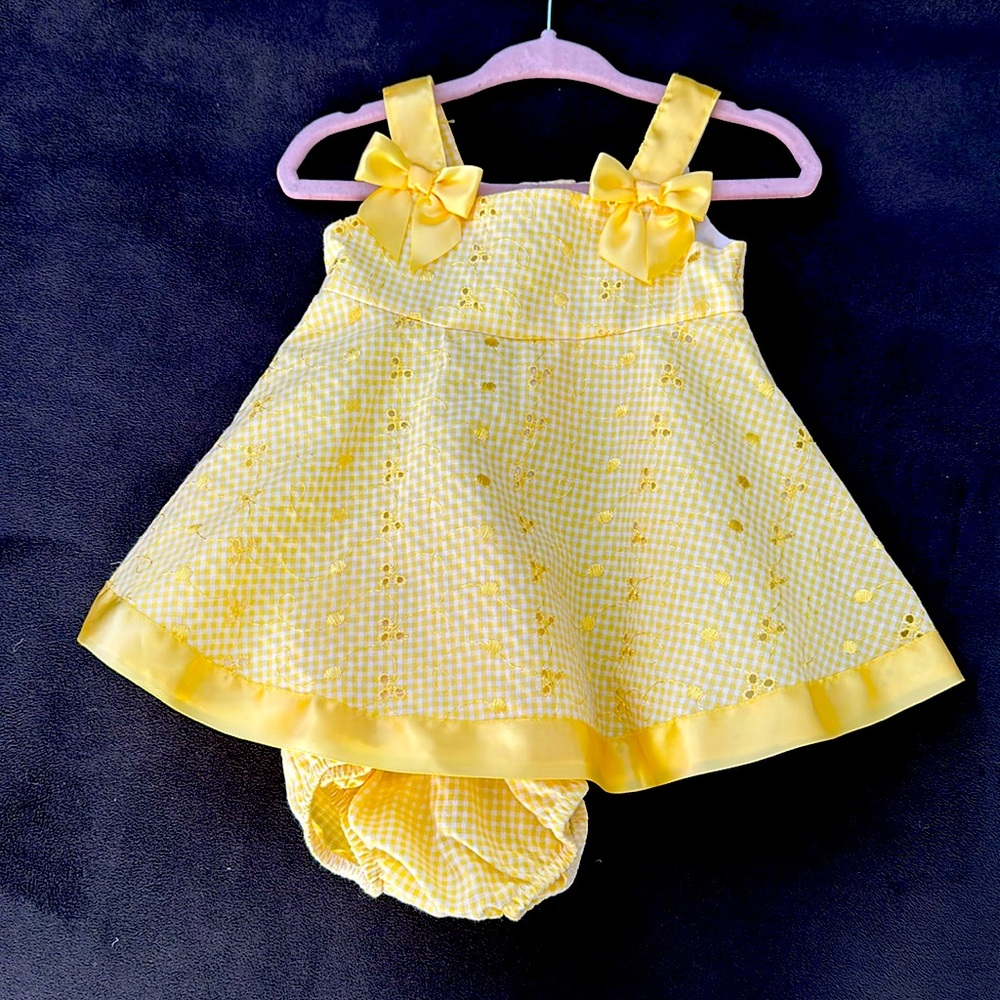 Adorable little 2 pc yellow outfit